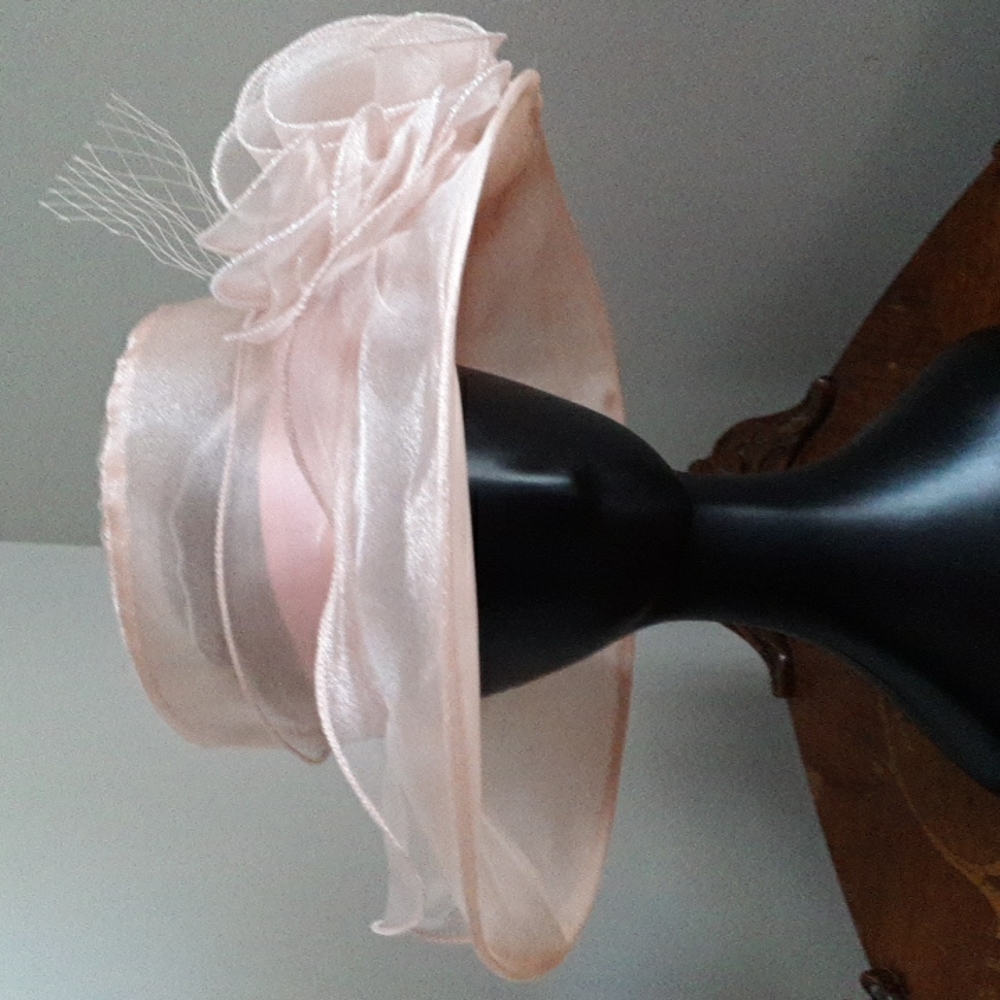 KENTUCKY DERBY NEW - Special Occasion Lightweight Hat in Blush Organza Facinator